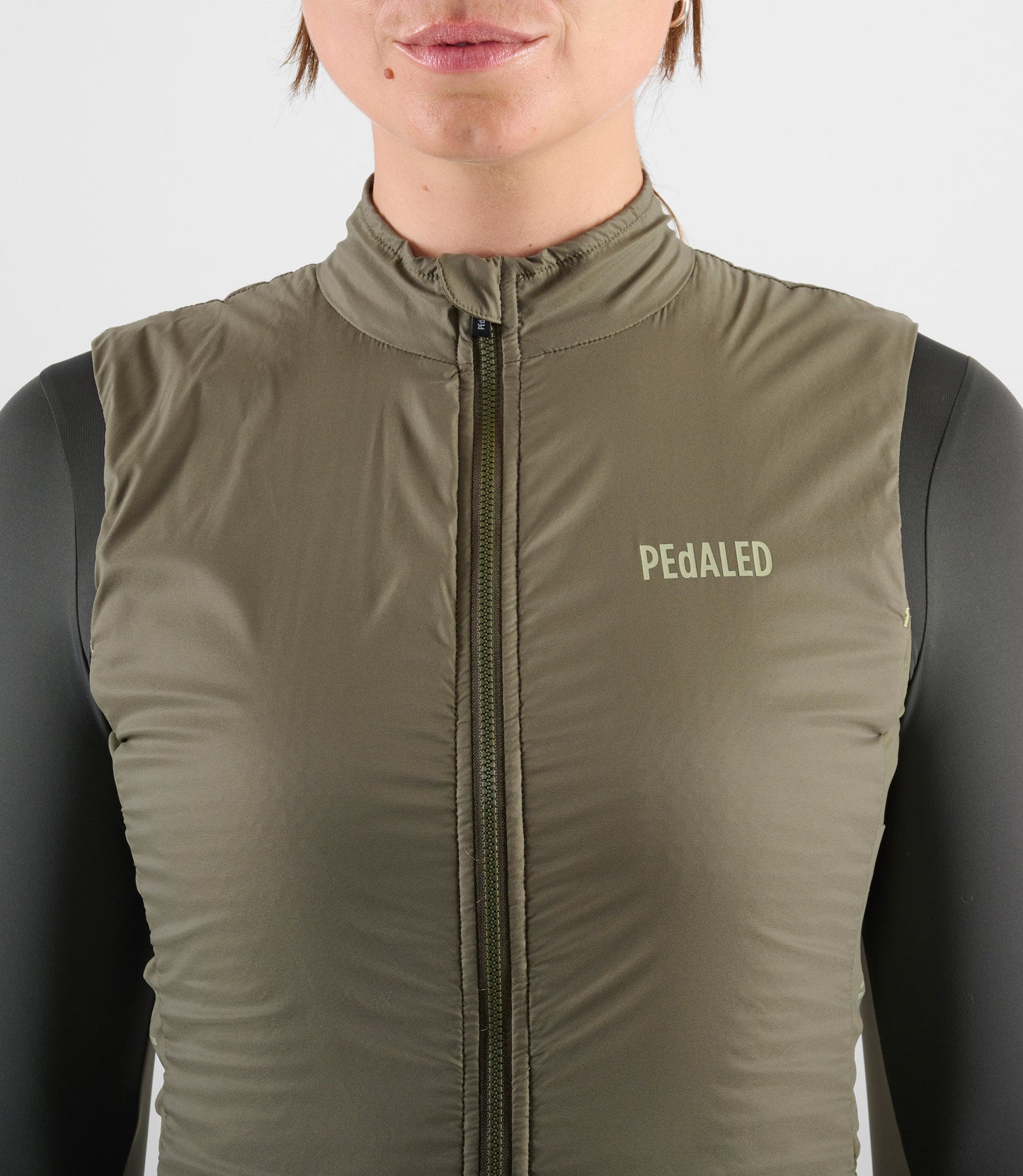 W4WAVEL11PE_5_women cycling vest alpha green element front pedaled