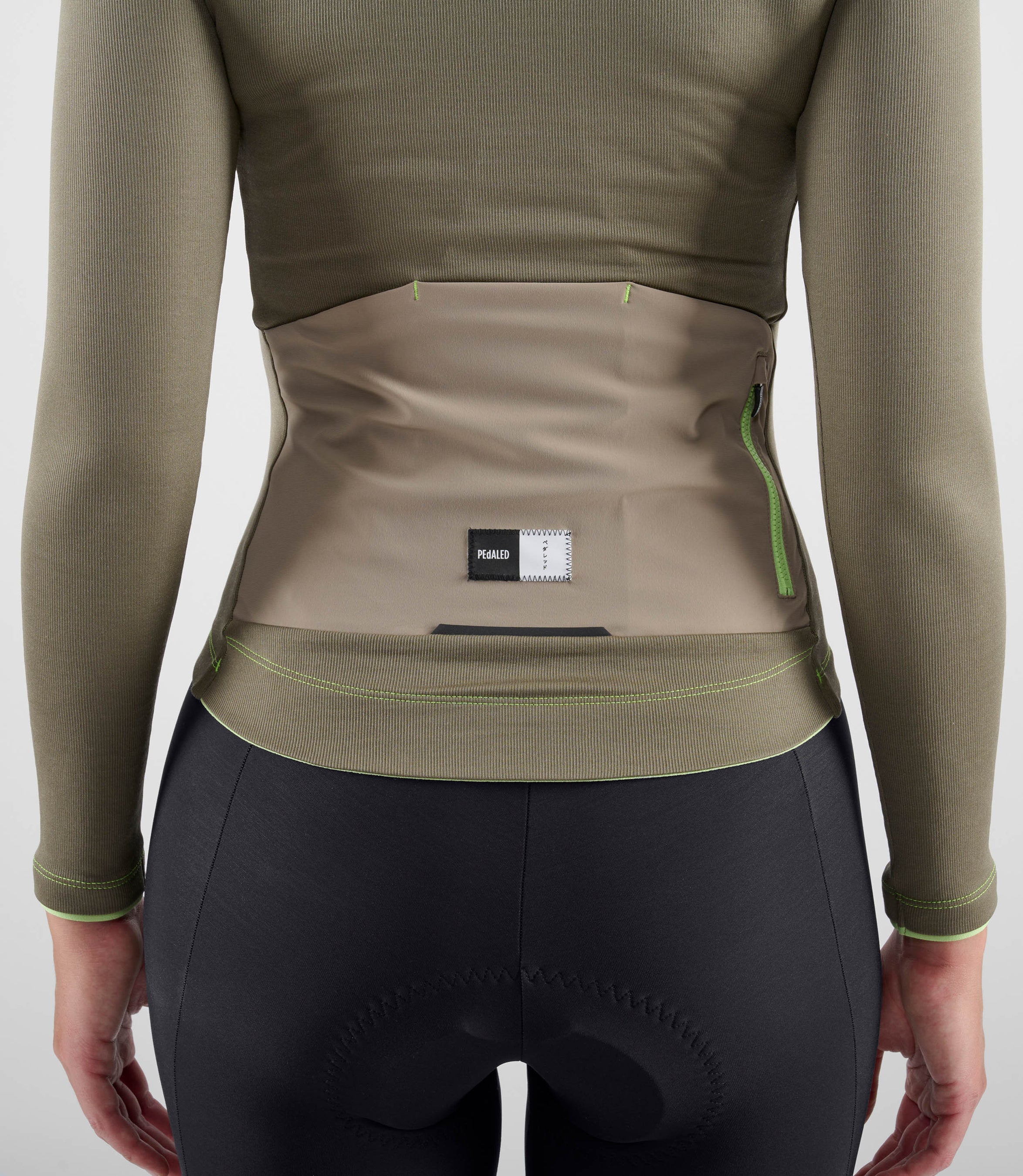 W4WMJEL02PE_6_women cycling jersey merino long sleeve grey element back pocket pedaled