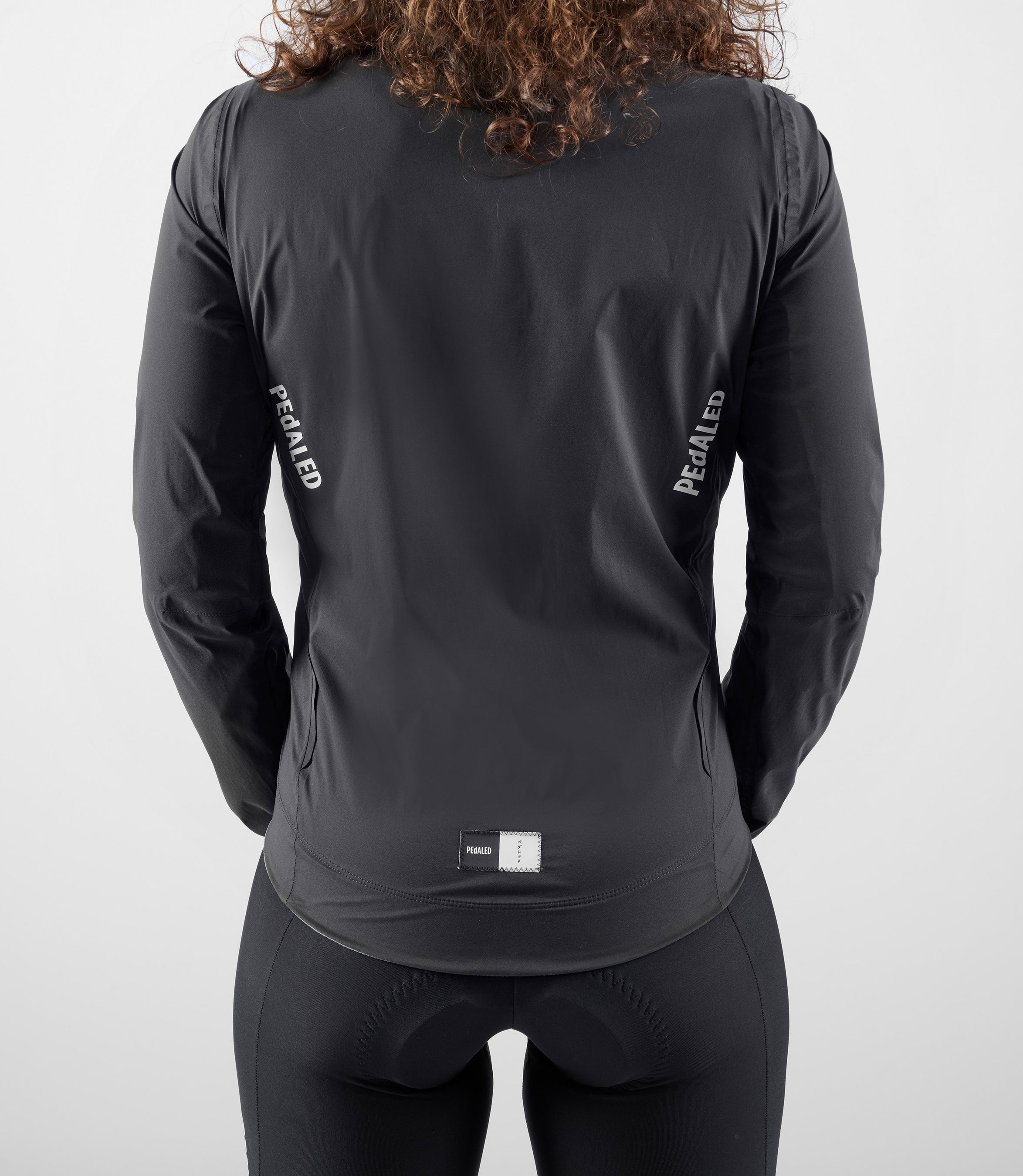 W4WWJEL00PE_6_women cycling waterproof jacket black element back pedaled