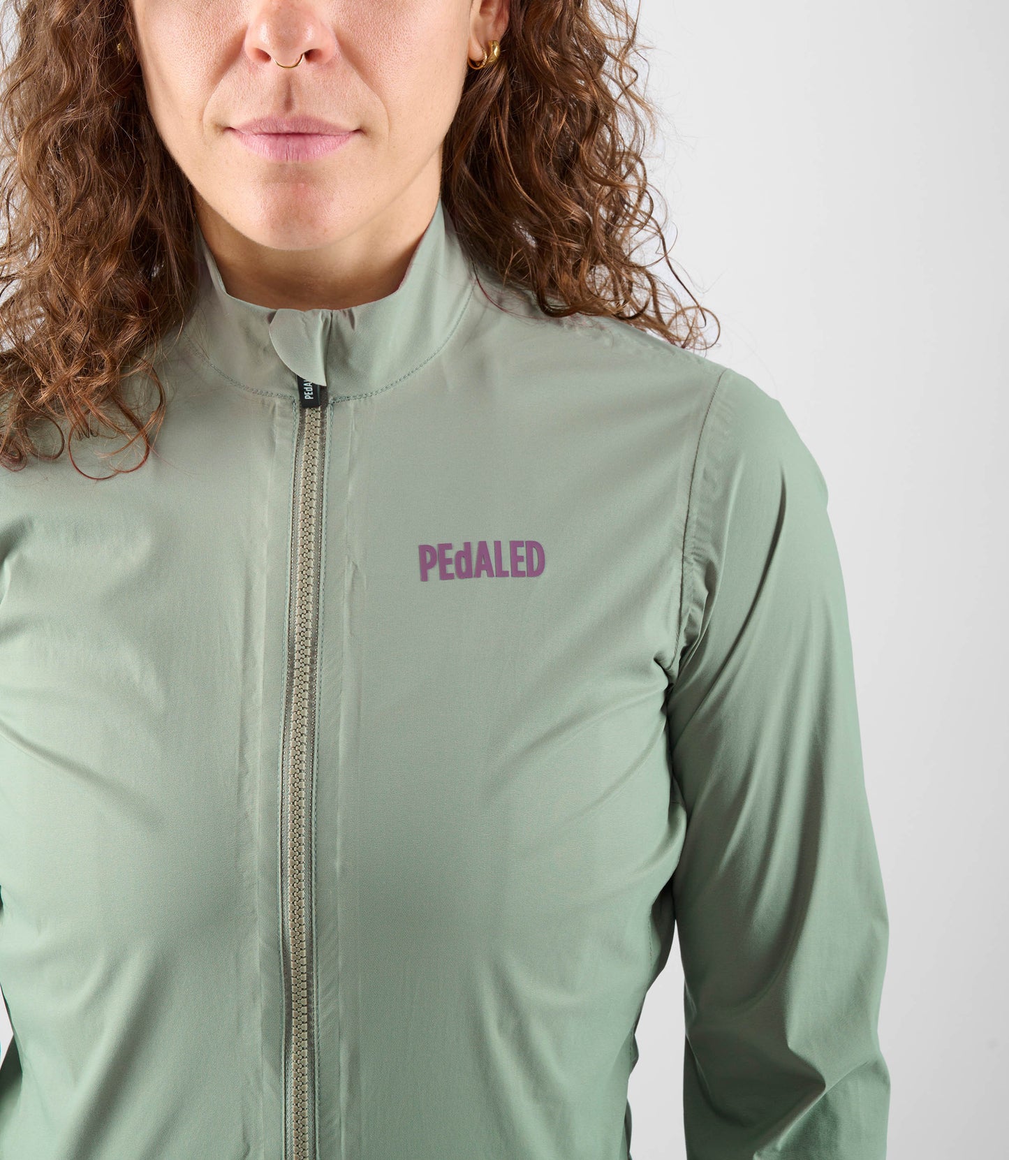 W4WWJEL11PE_5_women cycling waterproof jacket green element front pedaled